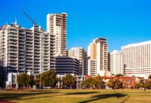 从中国飞往澳大利亚的航班全攻略：航线选择、机票预订与入境指南